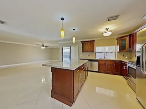 566 SW 168th Way in Weston, FL - Building Photo - Building Photo
