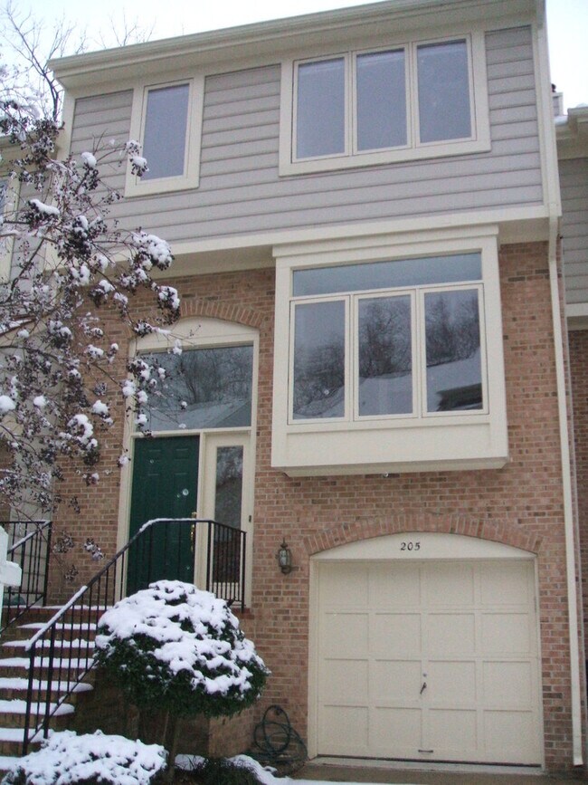205 Mill Cross Ln in Occoquan, VA - Building Photo - Building Photo