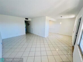 3002 Newcastle A in Boca Raton, FL - Foto de edificio - Building Photo