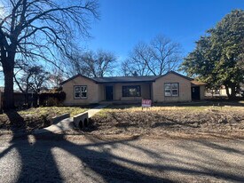 216 Pine St in Clyde, TX - Building Photo
