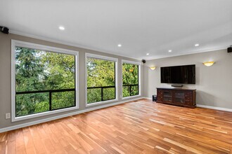 12135 107th Ave NE in Kirkland, WA - Building Photo - Building Photo