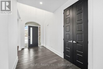 7641 Drummond Rd in Niagara Falls, ON - Building Photo - Building Photo