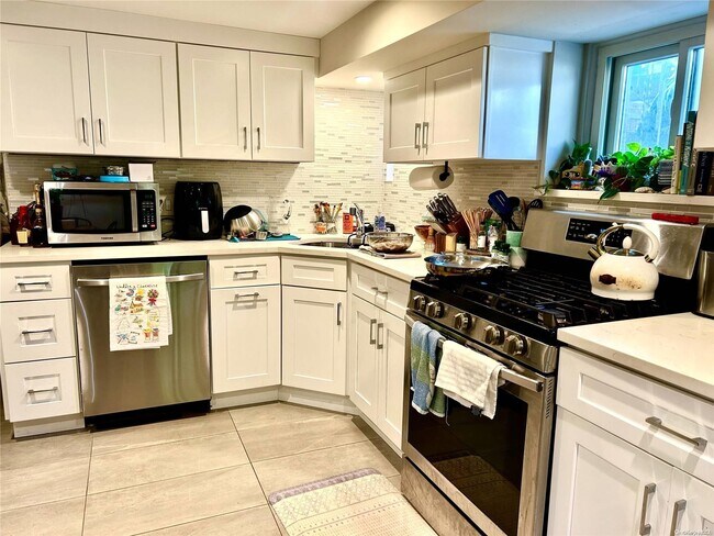 355 E Beech St-Unit -garden in Long Beach, NY - Building Photo - Building Photo