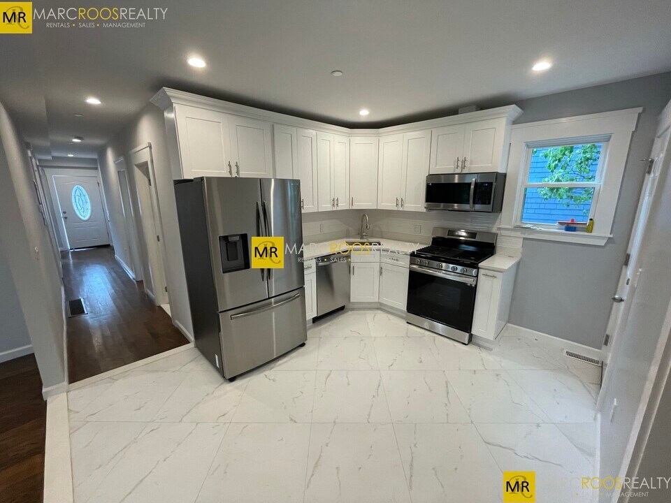 31 Raymond Ave, Unit 33-3 in Somerville, MA - Building Photo