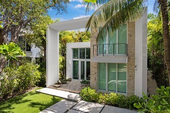 335 W 46th St in Miami Beach, FL - Building Photo - Building Photo