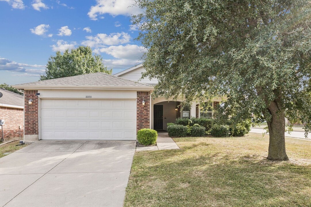 8800 Tumbleweed Dr in Cross Roads, TX - Building Photo