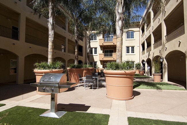 Bellerive in Los Angeles, CA - Building Photo - Building Photo