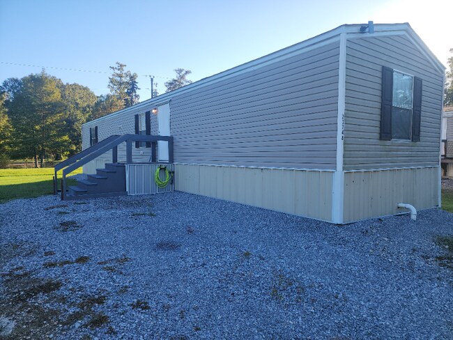 23748 Walker South Rd in Livingston, LA - Foto de edificio - Building Photo