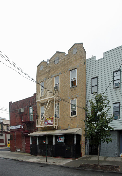 624 E 183rd St in Bronx, NY - Building Photo