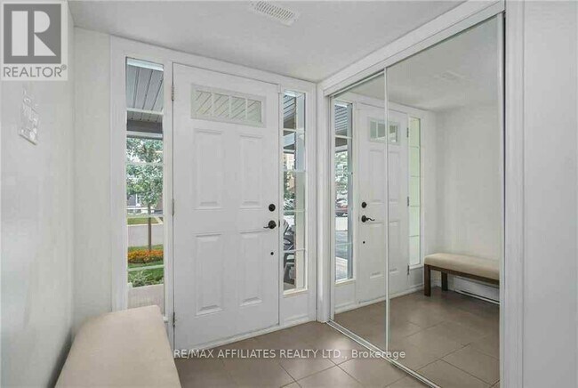 596 Foxlight Cir in Ottawa, ON - Building Photo - Building Photo