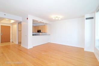 600 N Lake Shore Dr, Unit 512 in Chicago, IL - Building Photo - Building Photo