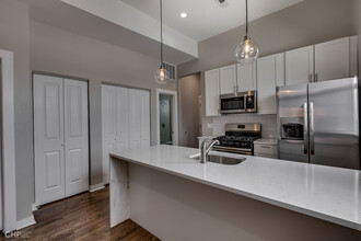 Throop 734 N in Chicago, IL - Building Photo - Interior Photo