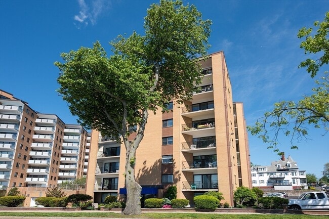 295 Lynn Shore Dr in Lynn, MA - Foto de edificio - Building Photo