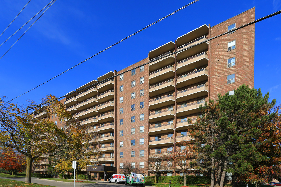 1100 Courtland Ave in Kitchener, ON - Building Photo