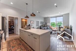 2251 W Lawrence Ave, Unit 104 in Chicago, IL - Building Photo