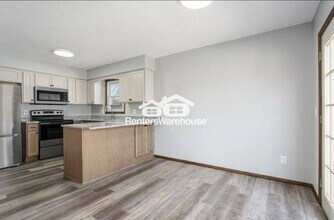 7932 Regent Ave N in Minneapolis, MN - Building Photo - Building Photo