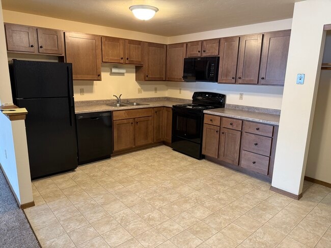 Village Park Apartments in Green Bay, WI - Building Photo - Building Photo