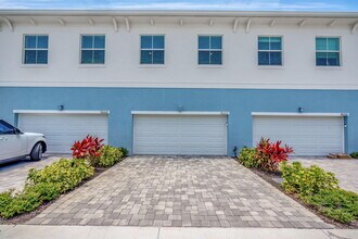 4662 SE Manatee Way in Stuart, FL - Building Photo - Building Photo