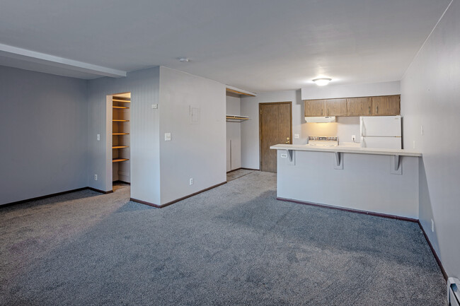 907 Dale St Apartments in Hutchinson, MN - Building Photo - Interior Photo