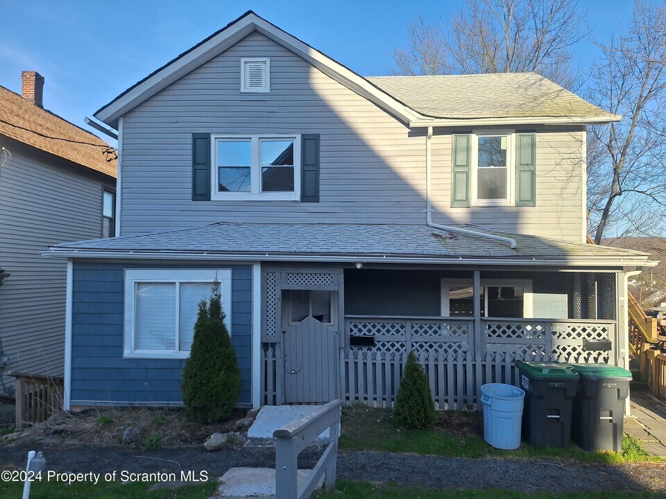 732 Delaware St in Forest City, PA - Building Photo