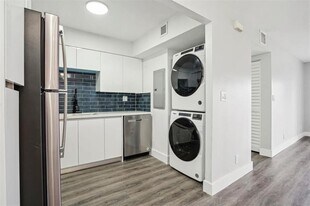 3210 NW 84th Ave in Sunrise, FL - Building Photo
