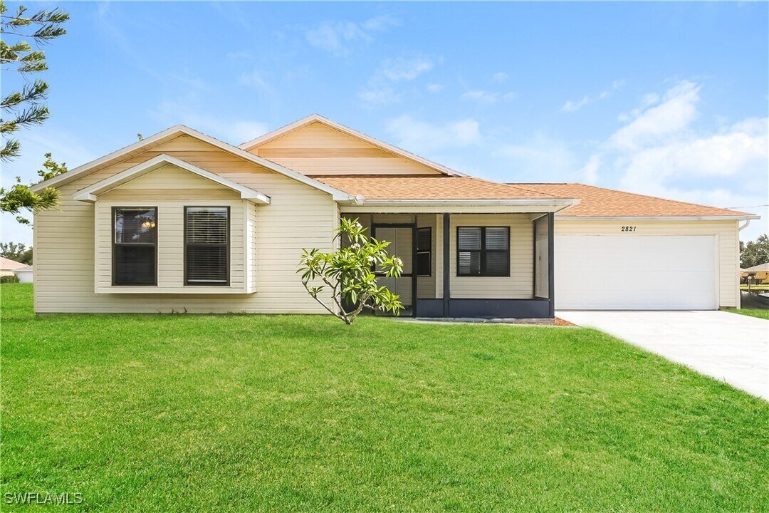 2821 NW 2nd St in Cape Coral, FL - Foto de edificio