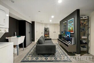 Modern Bushwick 2-bedroom, 2.5-bath duplex with private garden, deck, and finished recreation room — in Brooklyn, NY - Foto de edificio - Building Photo