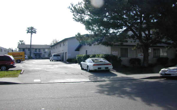 1025 Estes St in El Cajon, CA - Foto de edificio - Building Photo