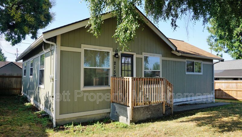 2139 11th St in Bremerton, WA - Building Photo