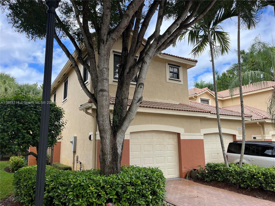 4207 Vineyard Cir in Weston, FL - Building Photo