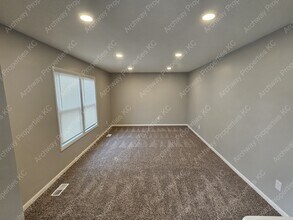 13016 W 76th Terrace in Shawnee, KS - Building Photo - Building Photo