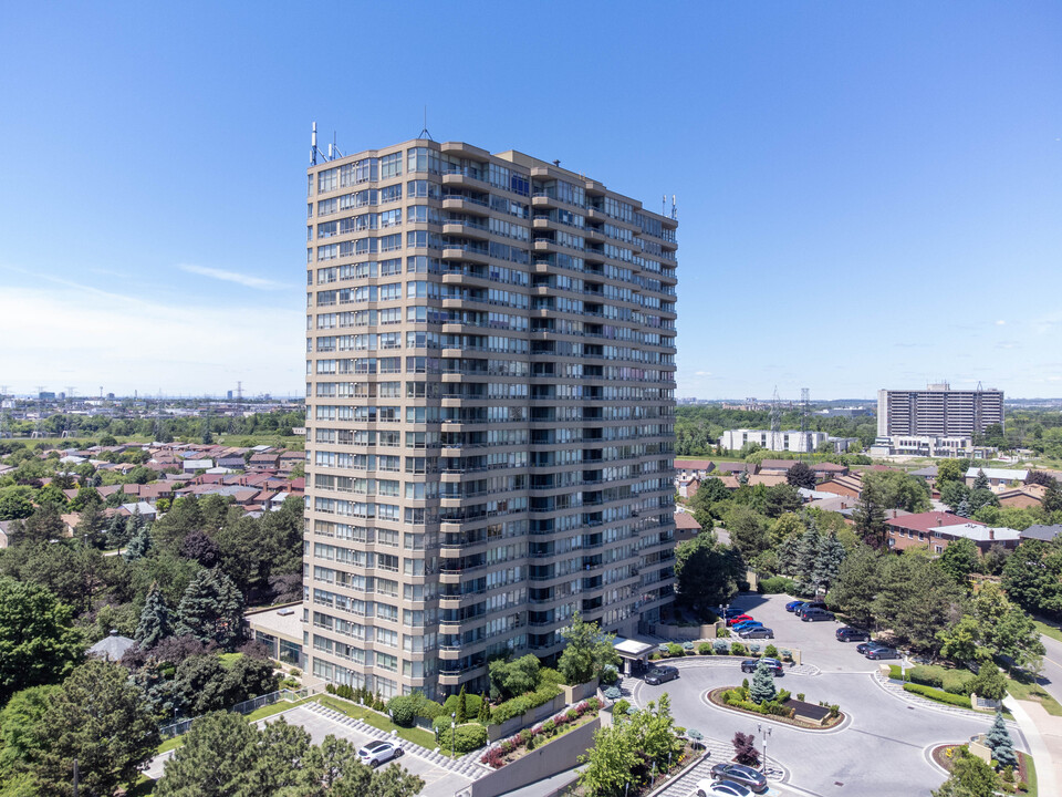 10 Torresdale Ave in Toronto, ON - Building Photo