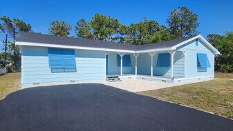 Charming 3BR/2BA House in Lehigh in Lehigh Acres, FL - Building Photo