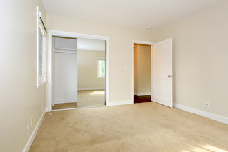 Park Royal Apartments in San Mateo, CA - Building Photo - Interior Photo