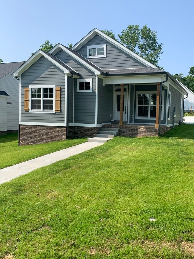 property at 806 W 4th St