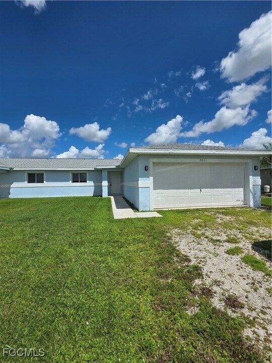 2011 Park Rd in Lehigh Acres, FL - Building Photo