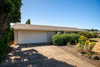 191 NE Fern Ct in Dallas, OR - Building Photo - Building Photo
