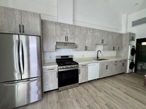 78 Shadyspring Dr in Burbank, CA - Building Photo - Building Photo