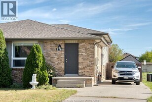 2746 Allyson Ave in Windsor, ON - Building Photo
