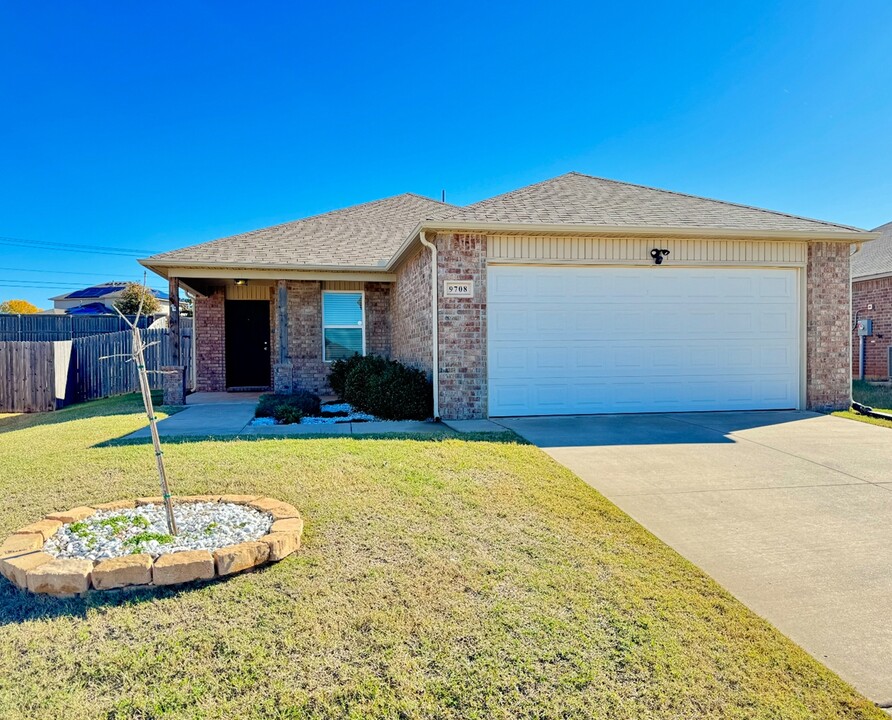 9708 Glover River Dr in Yukon, OK - Building Photo