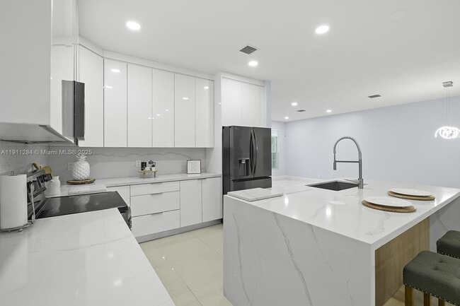 16296 SW 26th St in Miramar, FL - Foto de edificio - Building Photo