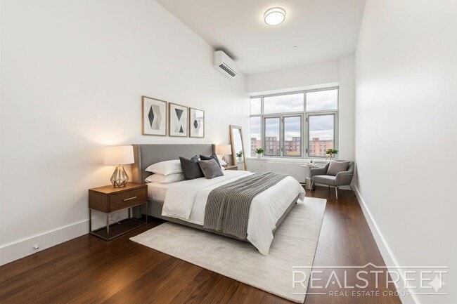 LUXURY Giant 1 BED LOFT in Queens! in Queens, NY - Building Photo - Building Photo