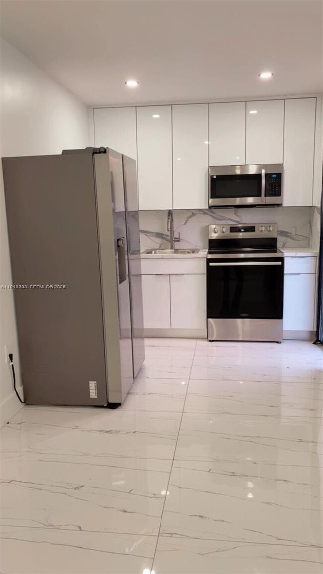 72 NW 171st St in North Miami Beach, FL - Building Photo - Building Photo