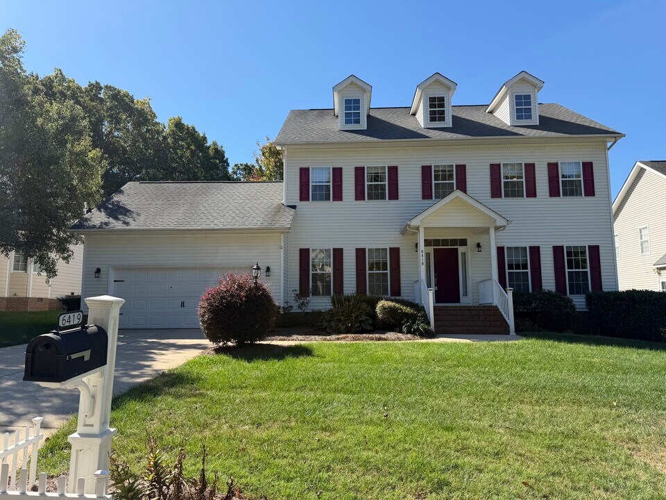 6419 Woodmont Rd in Jamestown, NC - Foto de edificio