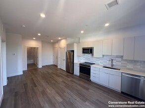 269 E Cottage St, Unit 1 in Boston, MA - Foto de edificio - Building Photo