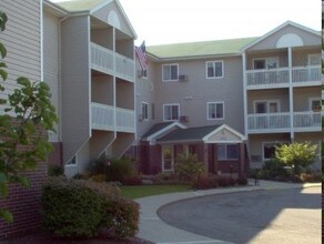 Covington Woods 55+ Living in Lansing, MI - Foto de edificio - Building Photo