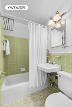 326 W 22nd St in New York, NY - Building Photo - Building Photo