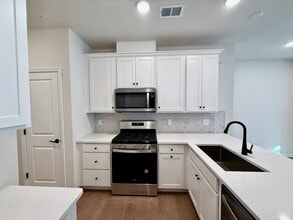 109 Sadie Cir in New Brunswick, NJ - Building Photo - Building Photo