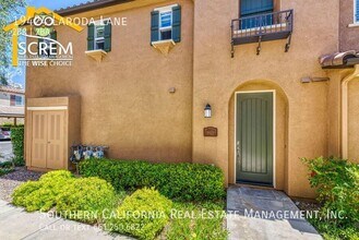 19424 Laroda Ln in Santa Clarita, CA - Building Photo - Building Photo