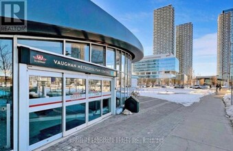 1000-1000 Portage Pkwy in Brampton, ON - Building Photo - Building Photo
